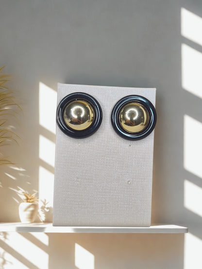 Brinco Redondo Resinado na cor preta