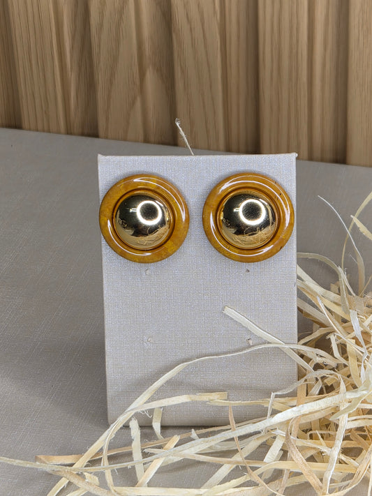 Brinco Redondo Dourado com Resina Âmbar