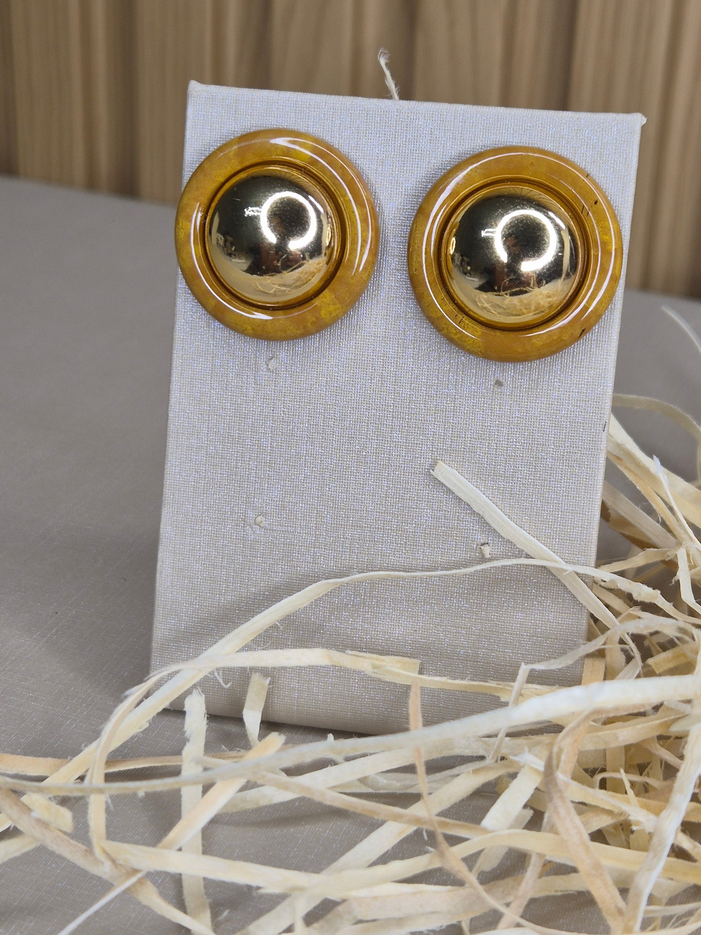 Brinco Redondo Dourado com Resina Âmbar