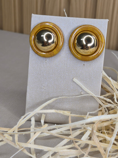 Brinco Redondo Dourado com Resina Âmbar