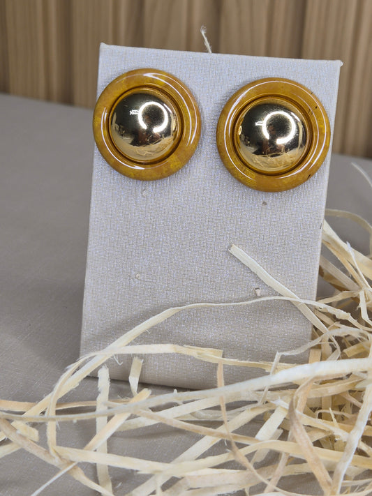 Brinco Redondo Dourado com Resina Âmbar