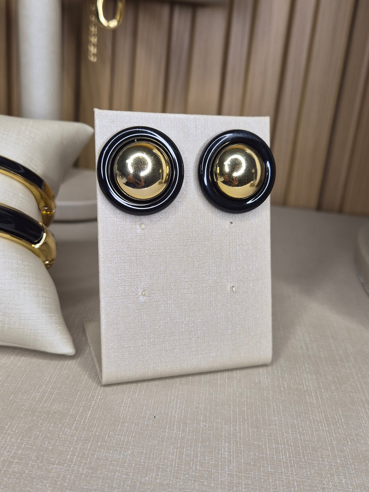 Brinco Redondo Resinado na cor preta