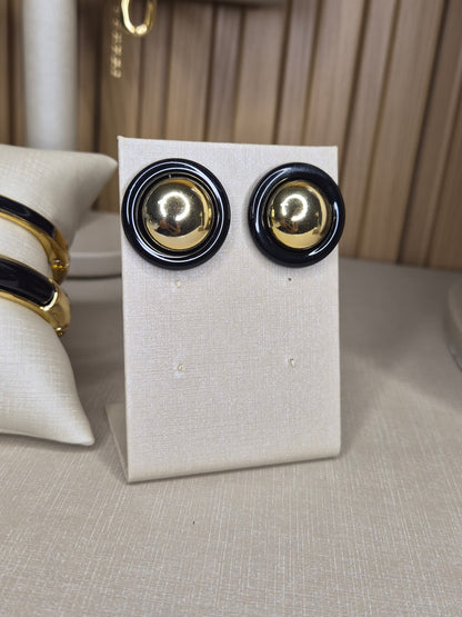 Brinco Redondo Resinado na cor preta