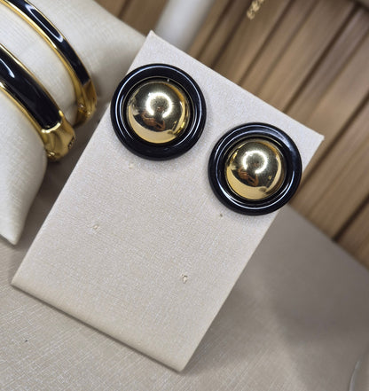 Brinco Redondo Resinado na cor preta