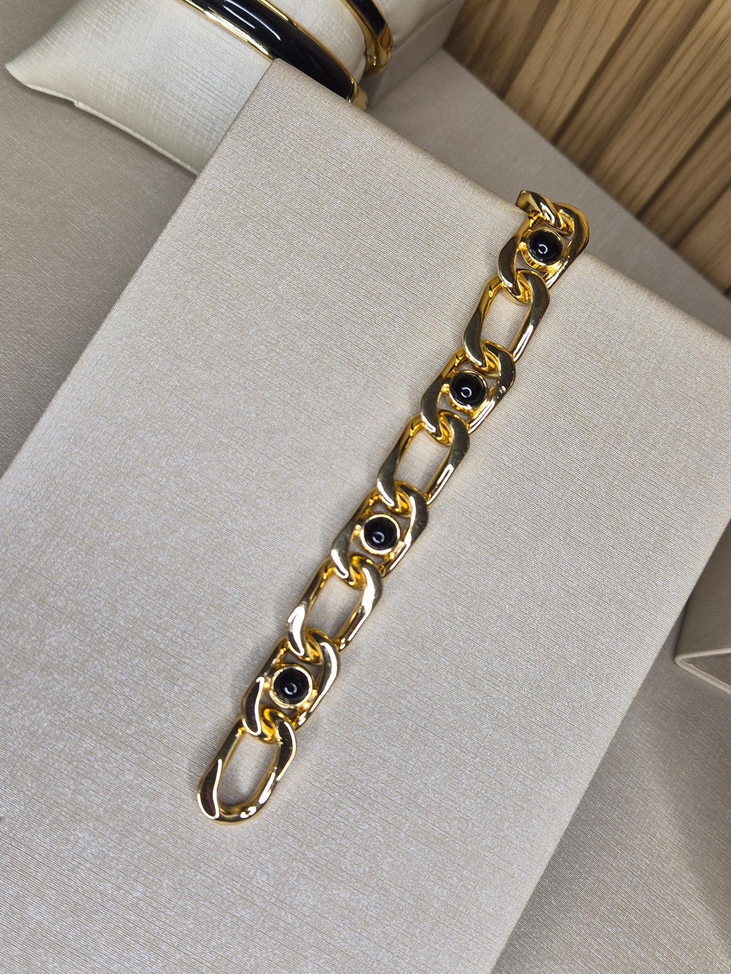 Pulseira Luxo Dourado com Elos Esculturais e Detalhes Ônix