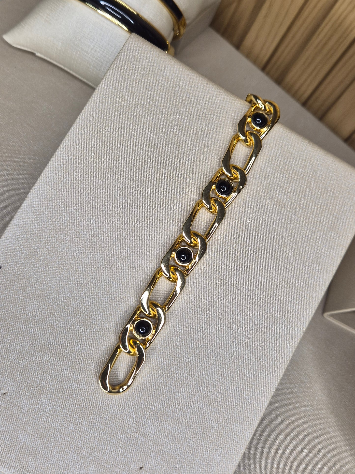 Pulseira Luxo Dourado com Elos Esculturais e Detalhes Ônix