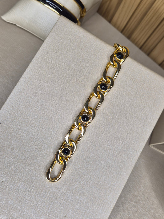 Pulseira Luxo Dourado com Elos Esculturais e Detalhes Ônix