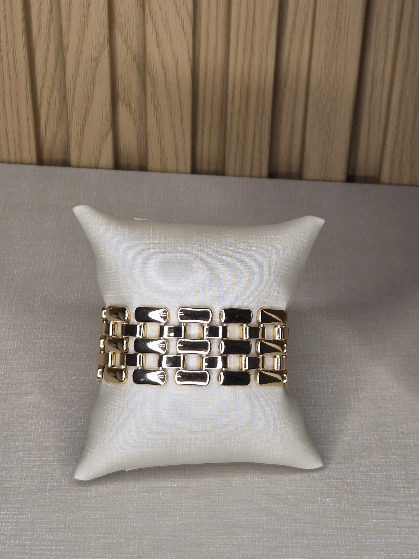 Pulseira Semijoia Dourada – Luxo Contemporâneo e Brilho Sofisticado