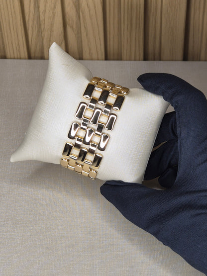 Pulseira Semijoia Dourada – Luxo Contemporâneo e Brilho Sofisticado