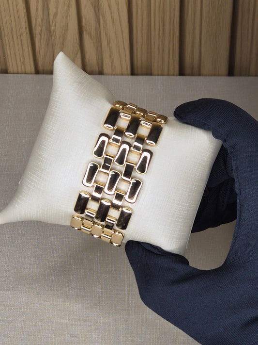 Pulseira Semijoia Dourada – Luxo Contemporâneo e Brilho Sofisticado