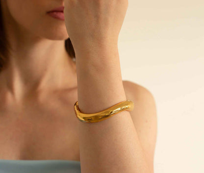 Bracelete Dourado Premium – Design Moderno