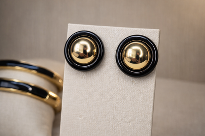 Brinco Redondo Resinado na cor preta