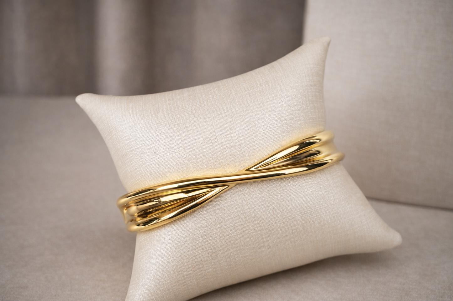 Bracelete Dourado Escultural X