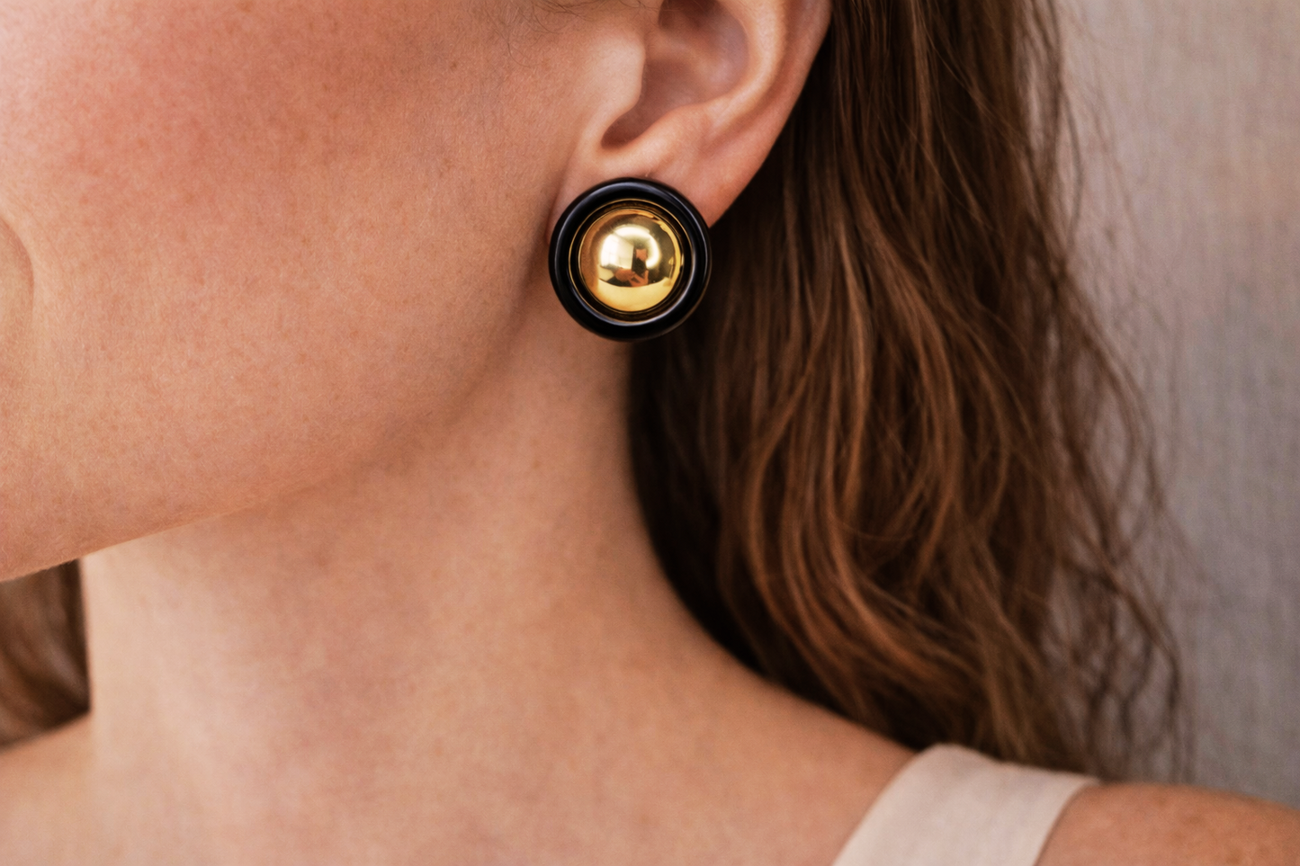 Brinco Redondo Resinado na cor preta