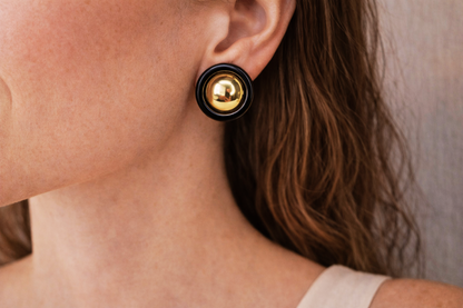 Brinco Redondo Resinado na cor preta